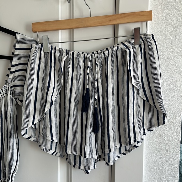 Lost in Paradise - 2 piece set - off shoulder top and flow shorts - Picture 3 of 8